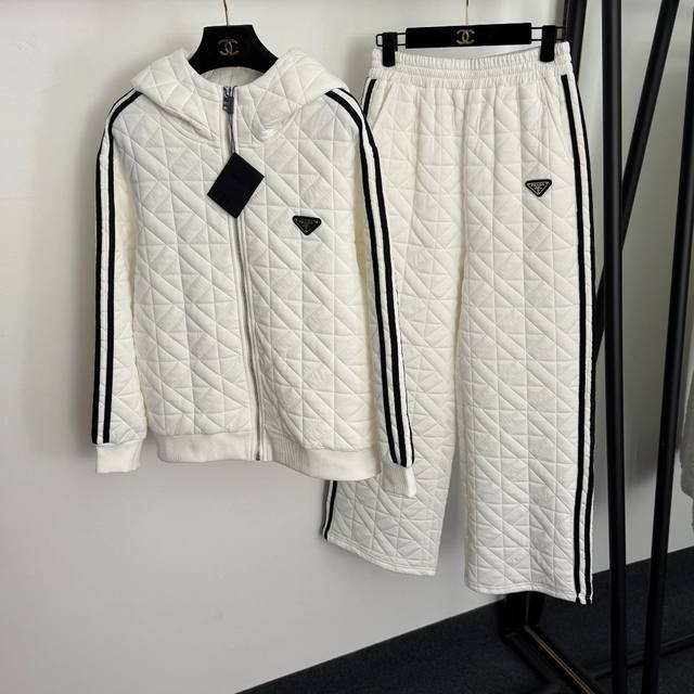 款号20257820 prad*新款保暖棉服套装，胸前Logo三角标长袖连帽拉链格子外套+侧边条纹休闲长裤，白色，黑色，Sml， M码：肩宽48，胸围108，袖