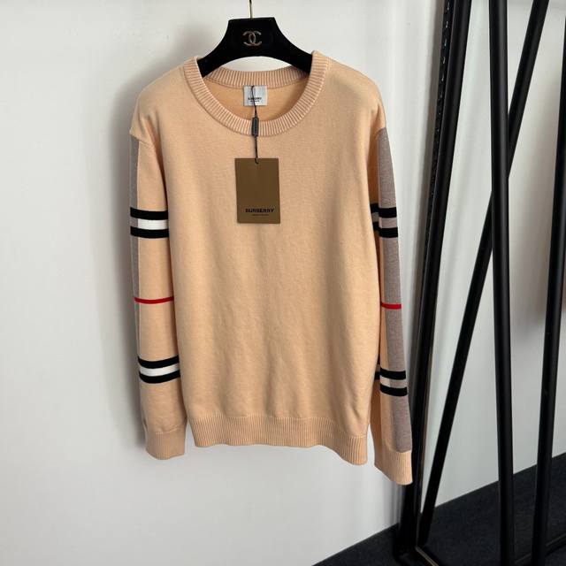 款号20257817 Burberr*新款 条纹拼色套头长袖针织衫，卡其色，Sml， M码：肩宽46，胸围104，袖长63，长69；重量：0.450Kg .
