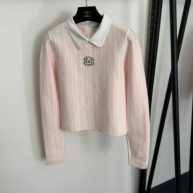 款号20257829 Chane*新款 小香Logo刺绣翻领长袖条纹针织衫上衣，粉色，黑色， 均码：胸围84，袖长65，长49；重量：0.360Kg .