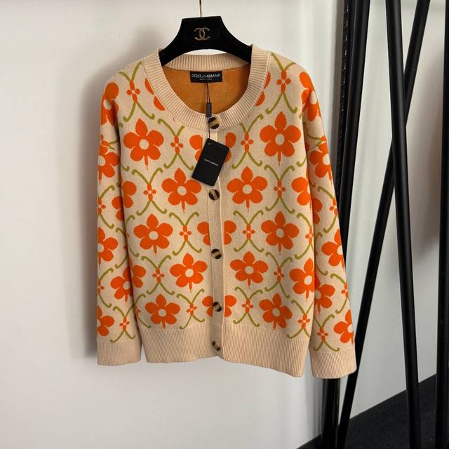 款号20257809 Dg*新款 撞色花朵单排扣圆领长袖针织开衫，杏色，Sml， L码：肩宽58，胸围112，袖长50，长62；重量：0.515Kg .