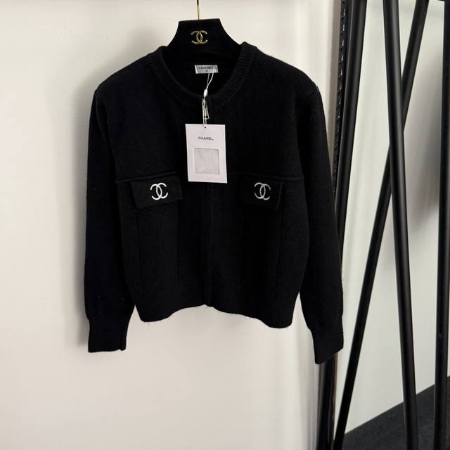 款号20257802 Chane*新款 小香Logo刺绣圆领长袖拉链针织开衫，深灰色，红色，黑色， 均码：肩宽40，胸围100，袖长54，长51；重量：0.47