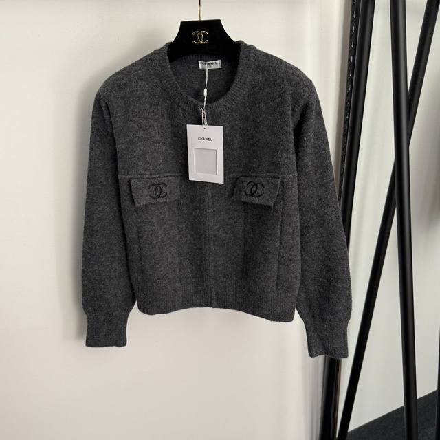 款号20257802 Chane*新款 小香Logo刺绣圆领长袖拉链针织开衫，深灰色，红色，黑色， 均码：肩宽40，胸围100，袖长54，长51；重量：0.47