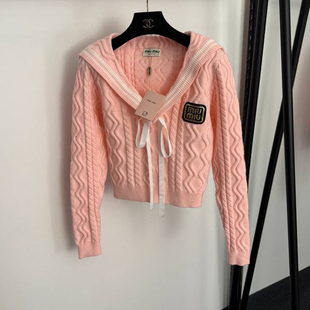 款号20257804 Miumi*新款 钉珠Logo字母蝴蝶结海军领长袖针织衫上衣，粉色，红色，藏蓝色， 均码：肩宽39，胸围82，袖长61，长47；重量：0.