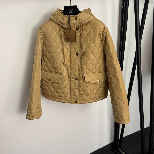 款号20257695 Burberr*新款 格子印花里衬 定制古铜纽扣 刺绣菱格子长袖连帽棉服外套，卡其色，黑色，Sml， M码：肩宽44，胸围112，袖长55