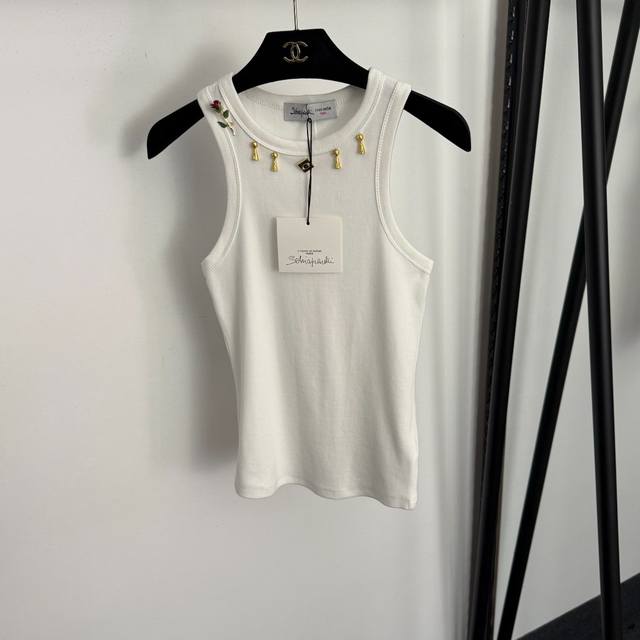 款号20257692 Schiaparelli*新款 金属吊坠红玫瑰装饰修身背心，白色，咖色，黑色，Sml， S码：胸围66，长55；重量：0.145Kg .