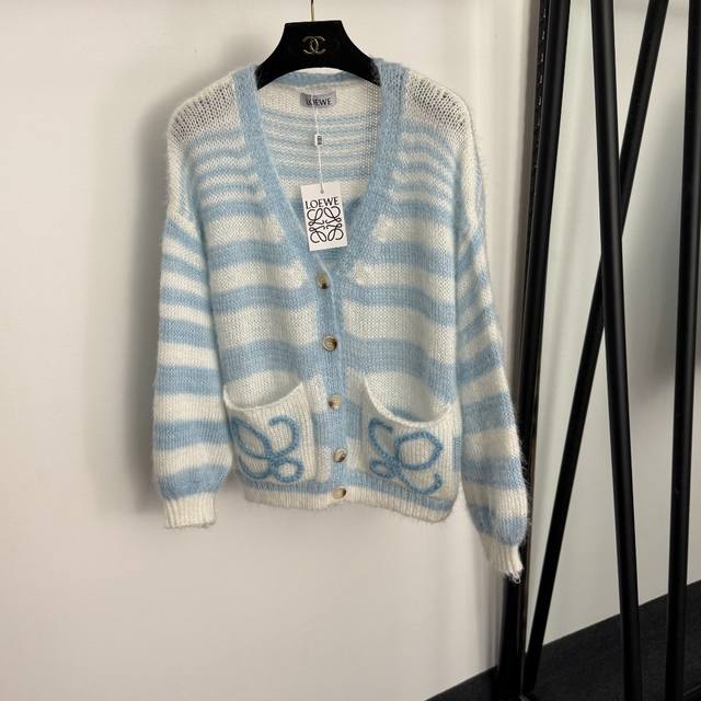 款号20257682 Loew*新款 立体Logo刺绣提花拼色条纹V领长袖马海毛针织开衫，浅蓝色， 均码：肩宽58，胸围114，袖长45，长59；重量：0.34