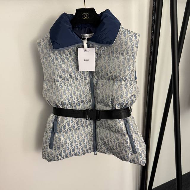 款号20257681 Dio*新款 老花Logo提花 腰带收腰无袖高领修身棉服马甲外套，配安全扣腰带，蓝色，黑色，Sml， M码：胸围122，长64；重量：0.