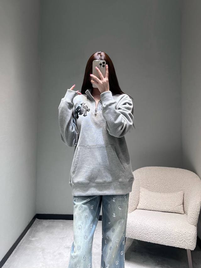 Chrom*He*Rts克罗**秋冬系列 半拉链立领卫衣：奢潮圈超火款式潮人必备毛圈棉面料，兼顾保暖性和造型感，胸前标志性的“十字花”图案，采用拼皮立体刺绣工艺