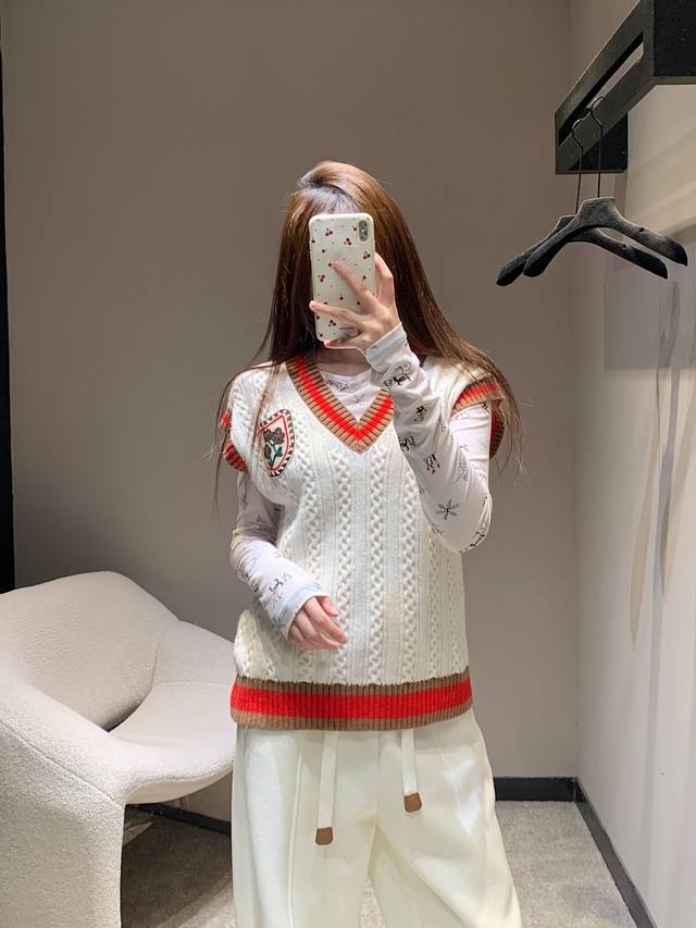 Chan*L 26C高级手工坊系列新款 白色学院风V领针织马甲丨独家高版出品！软糯羊毛混纺面料，不扎肤还能藏肉，胸前盾形徽章融合品牌元素，刺绣纹理精致到能摸到质