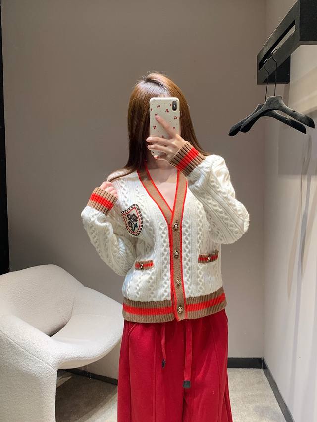 Chan*L 26C高级手工坊系列新款 Gd同款白色学院风毛衣开衫丨独家高版出品！软糯羊毛混纺面料，贴肤不扎，经典绞花针织+奶白色基底，自带温柔滤镜；胸前刺绣徽