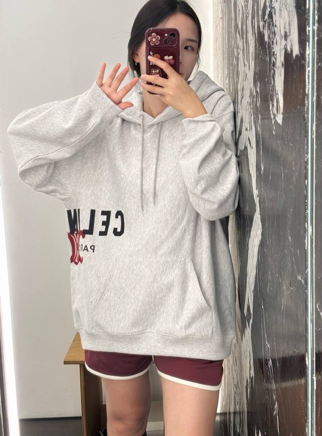 Celin* 26Ss早春新款 侧边字母凯旋门印花连帽卫衣丨独家Yb开发！高版出品！撞色字母印花标识，搭配同色系艺术化图案，侧边排版打破常规，走动间自带动态时髦