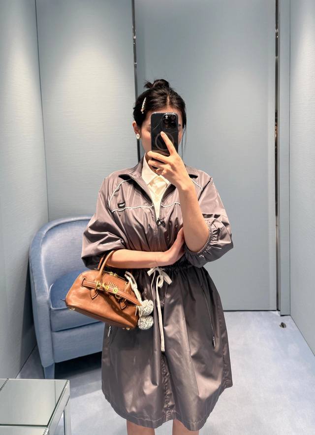 Miumi* 26Ss春夏新款 微标立领半拉链连衣裙丨独家Yb开发！高版出品！进口尼龙定制面料丝绸般的尼龙触感，质感没得说松紧腰设计对身材包容性极好！学院风尼龙