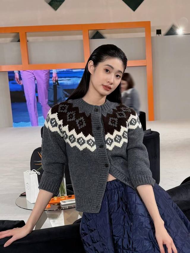 prad* 26Ss早春新款 费尔岛提花羊绒开衫丨独家Yb开发！高版出品！羊绒针织面料轻软不扎，短款版型刚好卡在腰线，深灰底色叠搭棕白几何花纹，北欧风图腾自带松