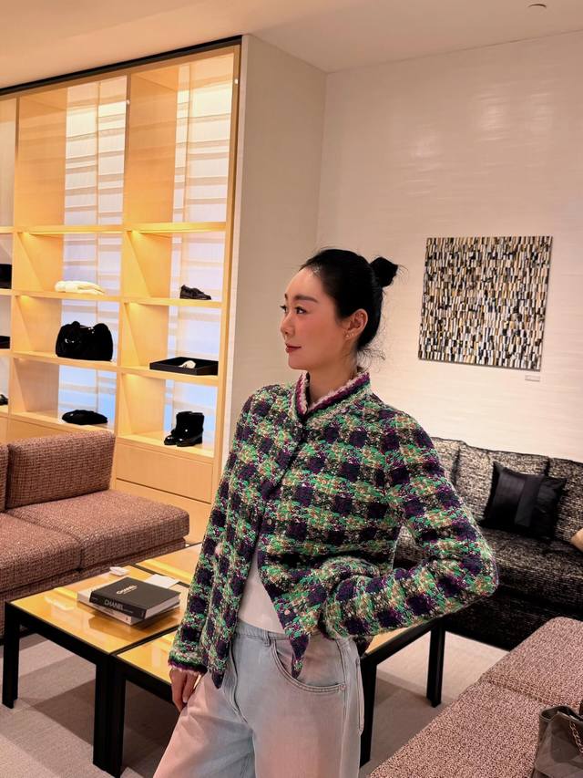 Chane* 25N滑雪季限定新款 撞色格纹粗花呢短外套丨独家Yb开发！高版出品！以绿 紫 米金三色交织粗花呢为底，织纹里藏着细碎银线闪片，像雪光折射在针叶林的