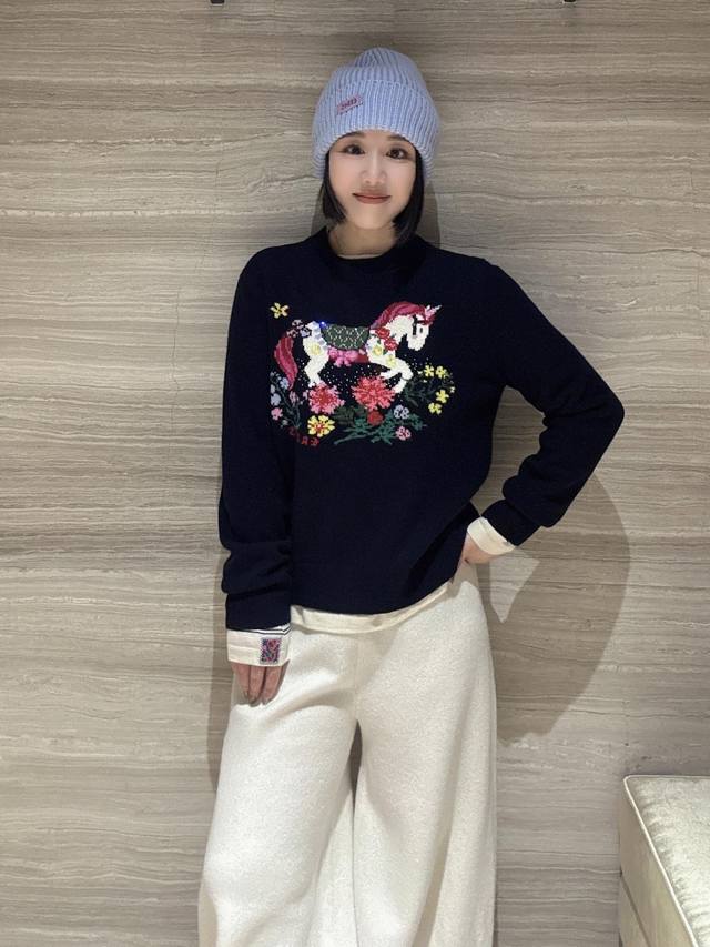 Erdos*25Fw秋冬新款 马年系列小马图案套头长袖毛衣丨独家Yb开发！高版出品！定制进口羊毛针织材质 柔软细腻又保暖 胸前旋转木马刺绣＋施华洛世奇水钻点缀，