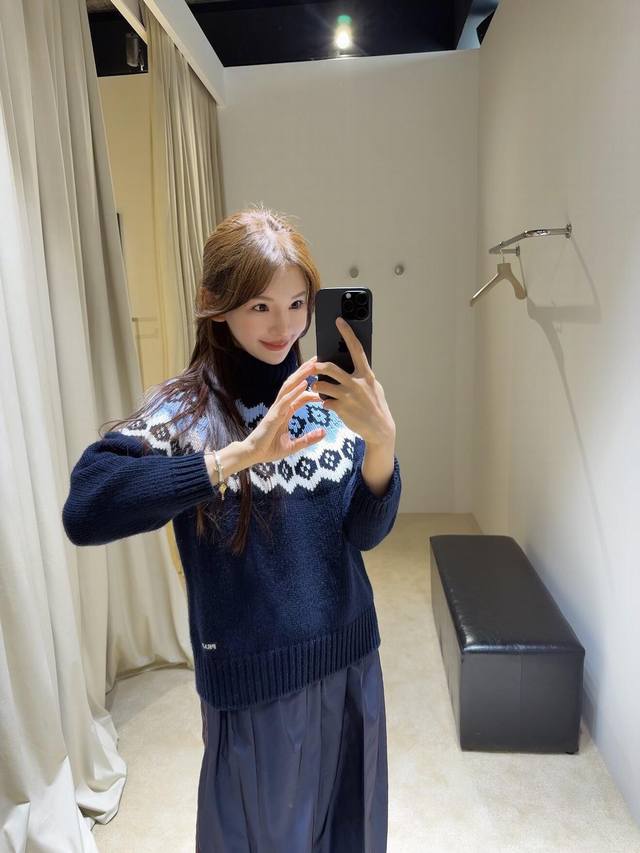 prad* 25Fw秋冬新款 羊绒混纺高领提花针织衫丨独家Yb开发！高版出品！羊毛+羊绒混纺粗棒针，软而有骨的蓬松感，贴肤是羊绒的绒糯暖意，几何菱格，是雪场图腾