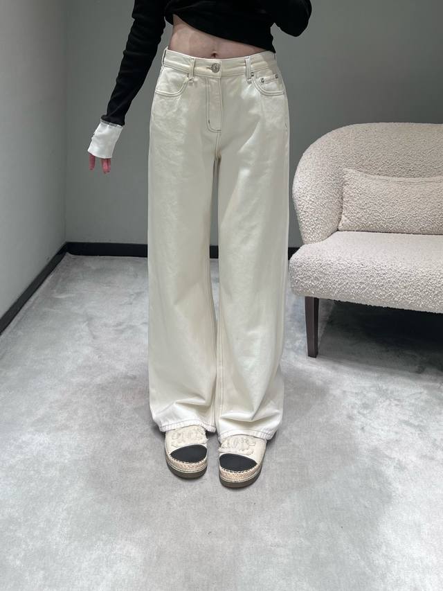 25Fw秋冬新款系列 高腰阔腿牛仔裤：软牛仔面料，上身不发硬。经典高腰版型+宽松阔腿裤型，拉长腰线显腿长。裤身是干净的奶白色调，没有多余装饰，自带“极简松弛感”