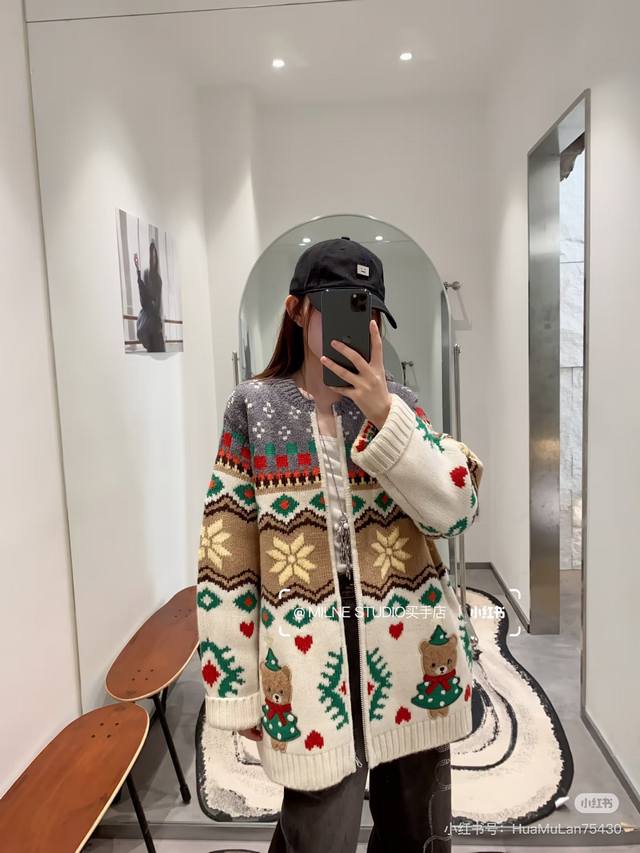 小众25Fw新款系列 圣诞主题立体小熊针织开衫：北欧费尔岛花纹+圣诞元素的拼接设计：衣身有雪花、爱心、几何菱形等复古提花纹理，下摆还做了立体小熊玩偶装饰，细节满