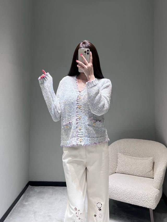 Chan*L 2026ＳS早春高定新品系列 娃娃领羊毛针织开衫：浅蓝混色针织面料，点缀了细碎的亮闪元素，低调中透着高级光泽感。V领设计搭配撞色的紫边毛边装饰，前