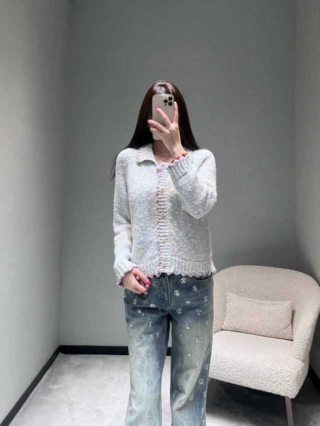 Chan*L 2026ＳS早春高定新品系列 V领羊毛针织开衫：浅蓝混色针织面料，点缀了细碎的亮闪元素，低调中透着高级光泽感。V领设计搭配撞色的紫边毛边装饰，前襟