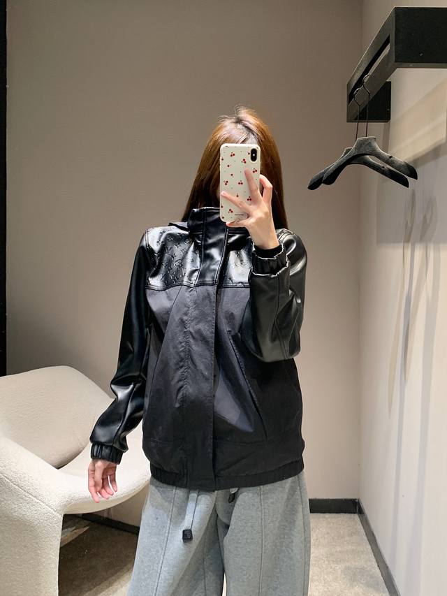 Louis Vuitto* 25Fw秋冬新款 黑色尼龙混纺拼皮连帽风衣丨独家高版出品！尼龙混纺主体+皮革拼接袖肩，皮革部分压印满经典Monogram暗纹，低调中