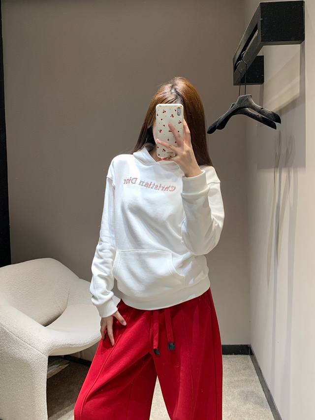 Dio* 25Fw秋冬新款 字母刺绣连帽卫衣丨独家高版出品！胸前撞色字母刺绣，复古感拉满又不浮夸，自带品牌辨识度，内里是毛茸茸的圈圈绒，贴肤巨暖和，宽松落肩版型