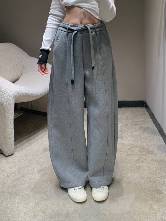 Loew* 25Fw秋冬新款 加绒腰带休闲卫裤丨独家高版出品！内里是糯叽叽的绒面，秋冬穿暖到心坎里；阔腿垂坠版型藏肉又显腿直，口袋处浮雕Logo五金+抽绳皮革标