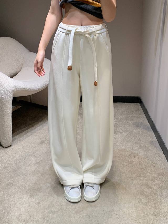 Loew* 25Fw秋冬新款 加绒腰带休闲卫裤丨独家高版出品！内里是糯叽叽的绒面，秋冬穿暖到心坎里；阔腿垂坠版型藏肉又显腿直，口袋处浮雕Logo五金+抽绳皮革标