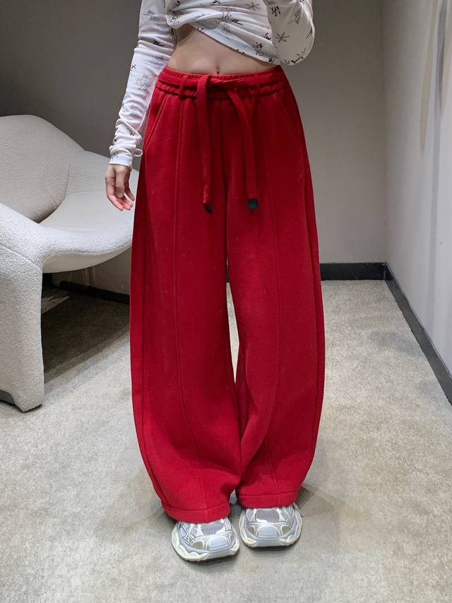 Loew* 25Fw秋冬新款 加绒腰带休闲卫裤丨独家高版出品！内里是糯叽叽的绒面，秋冬穿暖到心坎里；阔腿垂坠版型藏肉又显腿直，口袋处浮雕Logo五金+抽绳皮革标