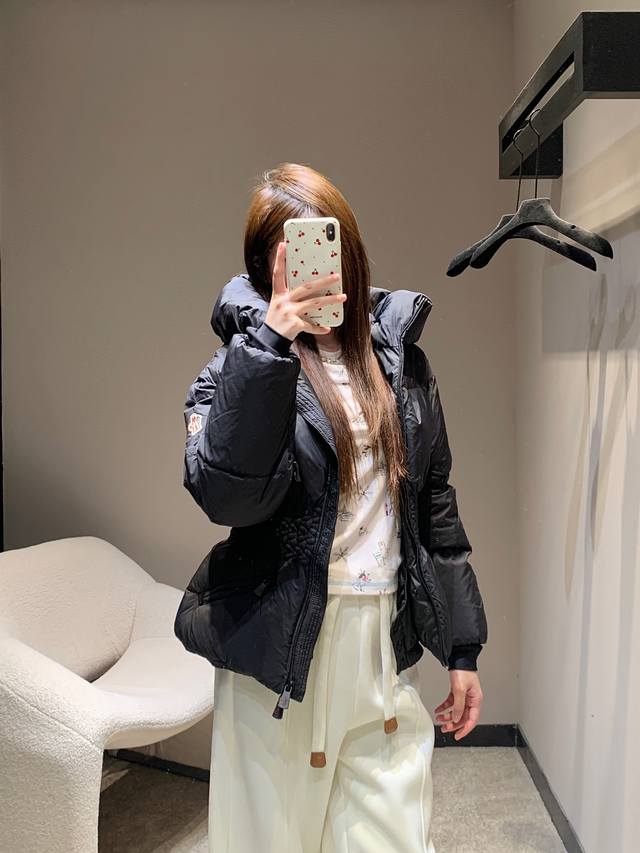 Mon*Ler 25Fw秋冬新款 褶皱收腰连帽羽绒服外套丨独家Yb开发！高版出品！采用高密度哑光尼龙面料，防风防泼溅，自带低调的柔雾光泽；腰身处的立体褶皱+松紧