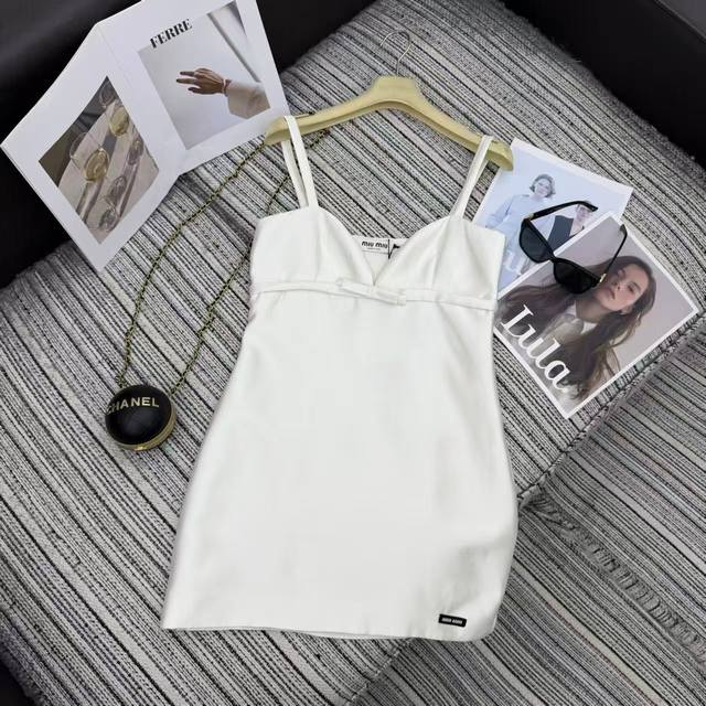 强烈推荐 Miumi* 26年早春新款 蝴蝶结白色吊带连衣裙丨独家Yb开发！高版出品！裙身同色系缎面蝴蝶结+下摆品牌标，极简里全是贵气小心机！内搭奶白提花针织衫