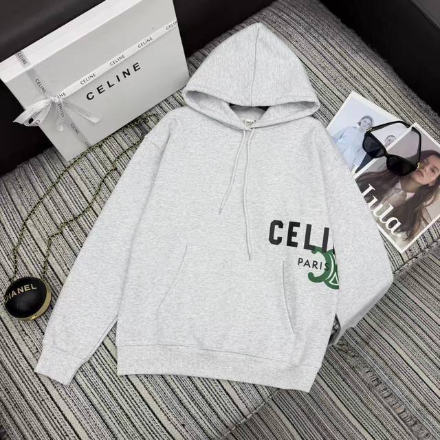 强烈推荐 25年秋冬系列 Cel新款印花徽标抽绳连帽卫衣 定制Yb原生克重全棉材质，还原品质，肉眼可见的高级，连帽抽绳卫衣版型，配合腰侧字母凯旋门图腾徽标，撞色
