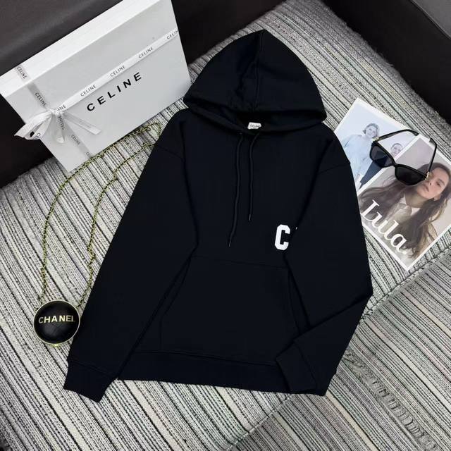 强烈推荐 25年秋冬系列 Cel新款印花徽标抽绳连帽卫衣 定制Yb原生克重全棉材质，还原品质，肉眼可见的高级，连帽抽绳卫衣版型，配合腰侧字母凯旋门图腾徽标，撞色