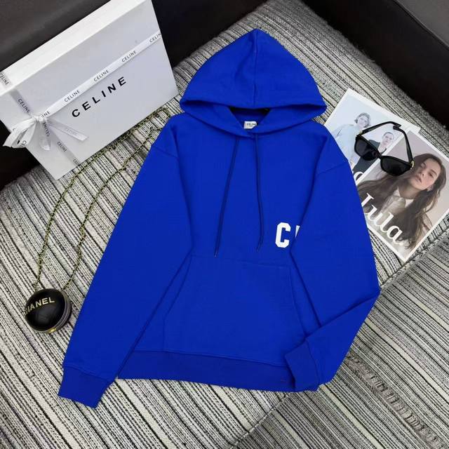 强烈推荐 25年秋冬系列 Cel新款印花徽标抽绳连帽卫衣 定制Yb原生克重全棉材质，还原品质，肉眼可见的高级，连帽抽绳卫衣版型，配合腰侧字母凯旋门图腾徽标，撞色