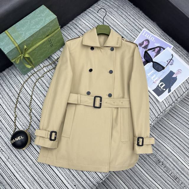 强烈推荐 25年早秋系列 Guc*新款翻领中长款风衣外套 刺绣字母领子点缀 经典的双排扣 腰间系腰带 高端品质 Sml .