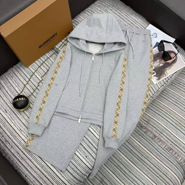 强烈推荐 25年早秋冬系列 Bur*新款拼接格纹织带边连帽开衫卫衣搭配松紧腰直筒裤套装 Yb五金拉链 高端品质 两色Sml