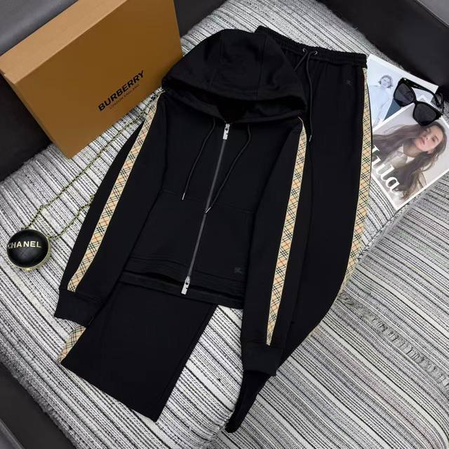强烈推荐 25年早秋冬系列 Bur*新款拼接格纹织带边连帽开衫卫衣搭配松紧腰直筒裤套装 Yb五金拉链 高端品质 两色Sml