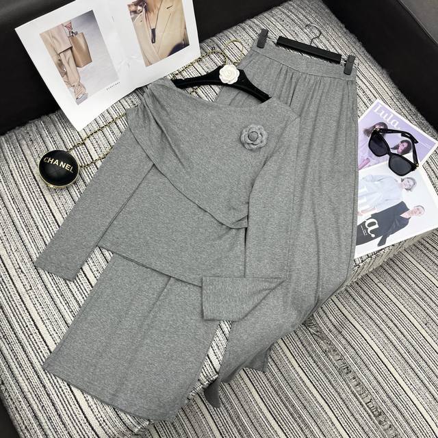 强烈推荐 25年早秋系列 Cha*新款斜肩长袖上衣 褶皱腰部设计 搭配松紧腰阔腿裤套装 搭配山茶花胸针点缀 两色Sml .