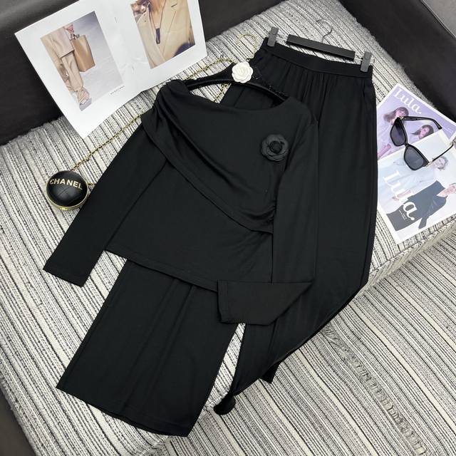 强烈推荐 25年早秋系列 Cha*新款斜肩长袖上衣 褶皱腰部设计 搭配松紧腰阔腿裤套装 搭配山茶花胸针点缀 两色Sml .