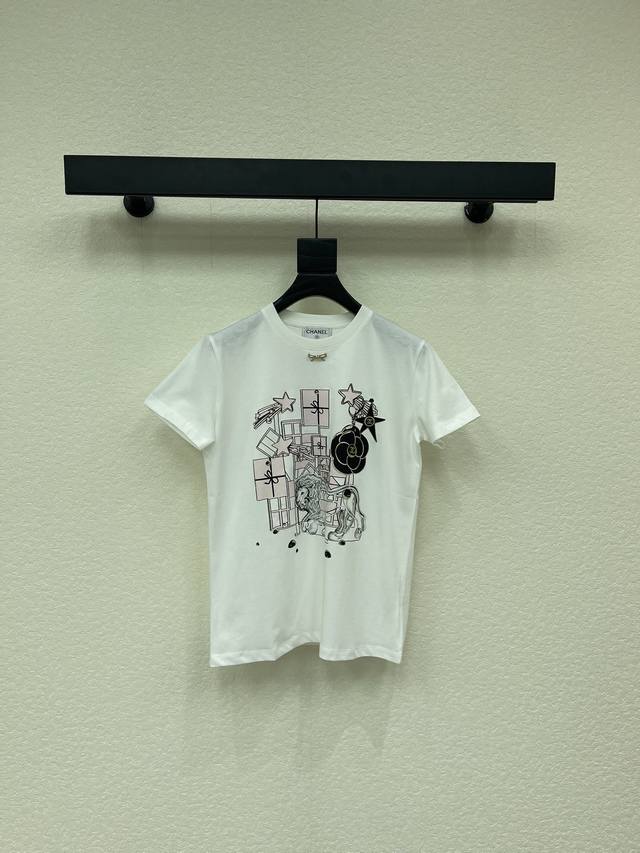 Chane*26早春新款圆领植绒蝴蝶结短袖T恤。定制Yb丝光全棉材质，透气舒适，质感十足，常规短袖T恤裁剪，凸显品牌格调，采用克重纯棉制成，略带有弹力，呈现显瘦