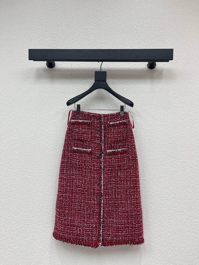 Chane*25秋冬新款小香风高腰开襟编织洋装半裙。定制Yb进口粗纺羊毛呢材质，质感高级，品相十足，直筒中长半裙版型，纽扣延伸至下摆，以红粉黑编织捆边点亮细节，