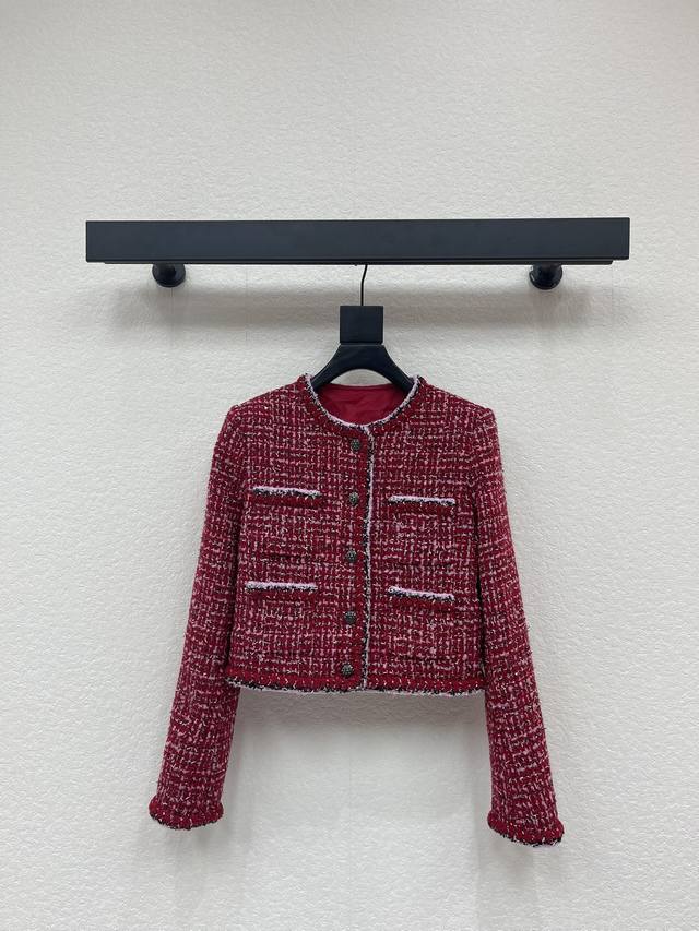 Chane*25秋冬新款小香风圆领编织洋装短款外套。定制Yb进口粗纺羊毛呢材质，质感高级，品相十足，圆领洋装外套版型，垫肩设计贴合人体，更显身姿纤细挺拔，大身领