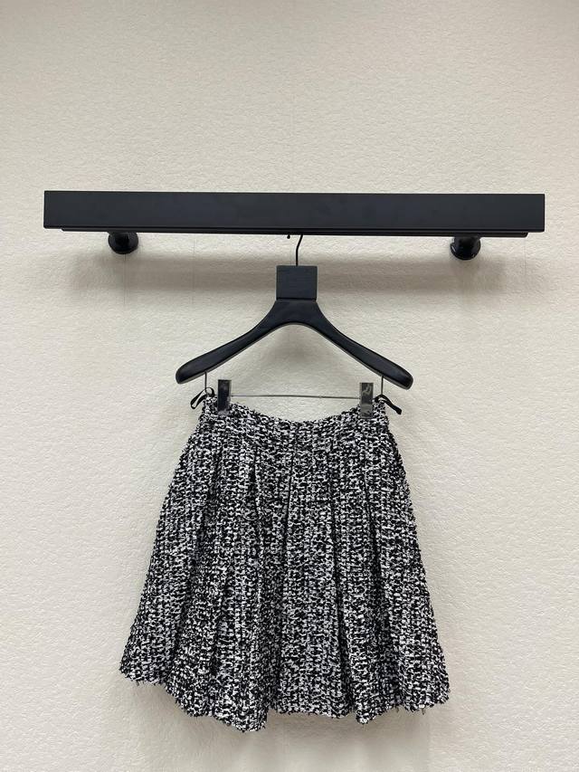 Balmai*巴尔曼25秋冬新品粗呢小香风流苏半裙 氛围感简直拉满精致吸睛 复古高贵绝绝子 上身轻松拿捏黄金比例身材 气质名媛 小香风简直是每一个少女 衣柜里必