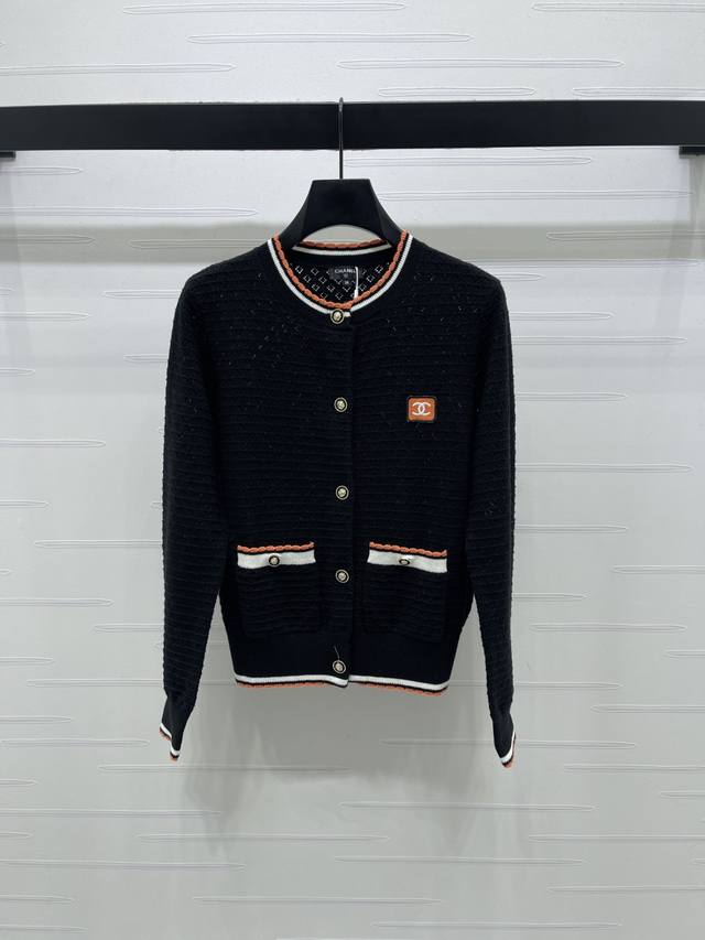 上新原单高端品质 Chane* 2025秋冬最新系列！撞色圆领针织开衫！定制进口羊毛针织材质 毛感肌理 舒适亲肤 领边袖口衣摆花边条纹收边弹性细节 增添造型层次