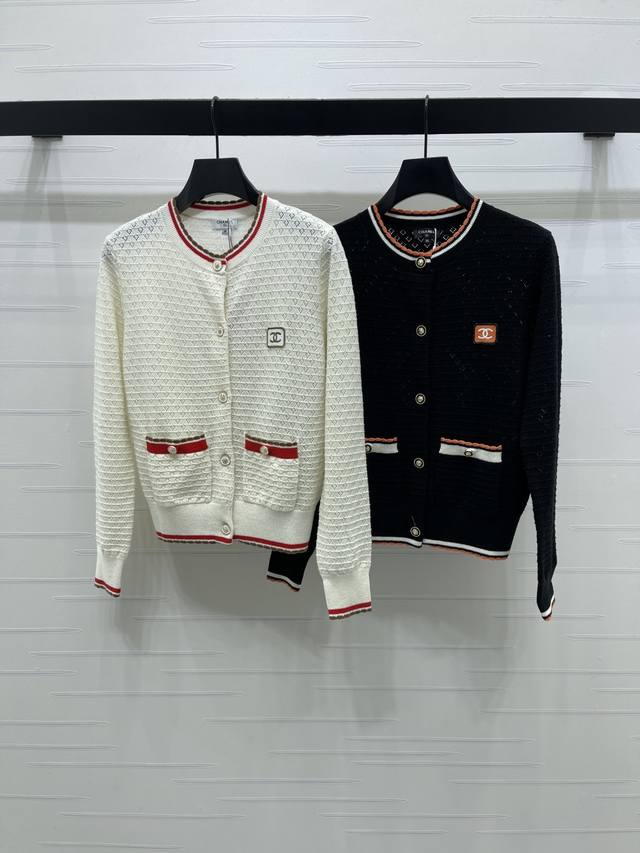 上新原单高端品质 Chane* 2025秋冬最新系列！撞色圆领针织开衫！定制进口羊毛针织材质 毛感肌理 舒适亲肤 领边袖口衣摆花边条纹收边弹性细节 增添造型层次