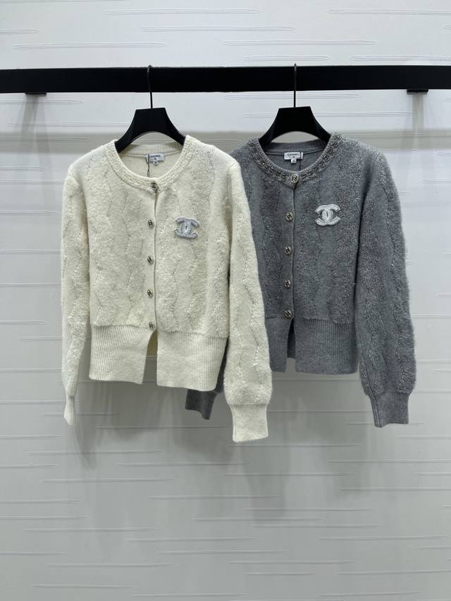 上新原单高端品质 Chane* 2025秋冬最新系列！重工钉珠圆领长袖开衫！定制羊毛纱线织造 细腻肌理 透气舒适 圆领长袖开衫剪裁 领口手工缝制工艺突出亮点 搭