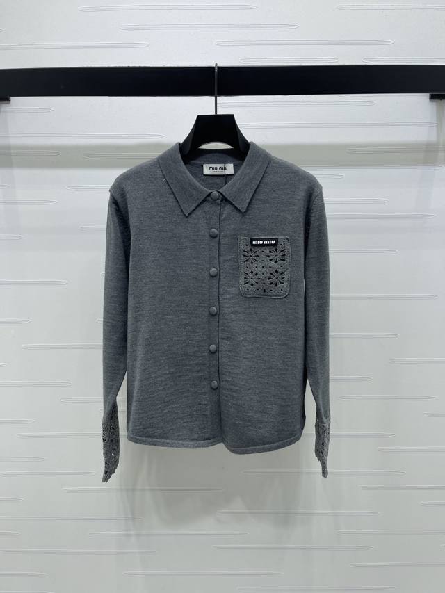 上新原单高端品质 Miumi*2025秋冬最新系列！翻领针织长袖开衫！定制进口纱线织造 柔软亲肤 舒适有型 翻领长袖开衫剪裁 本布包扣开襟设计 胸前钩花口袋装饰