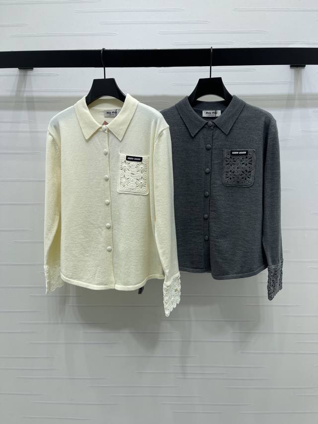 上新原单高端品质 Miumi*2025秋冬最新系列！翻领针织长袖开衫！定制进口纱线织造 柔软亲肤 舒适有型 翻领长袖开衫剪裁 本布包扣开襟设计 胸前钩花口袋装饰