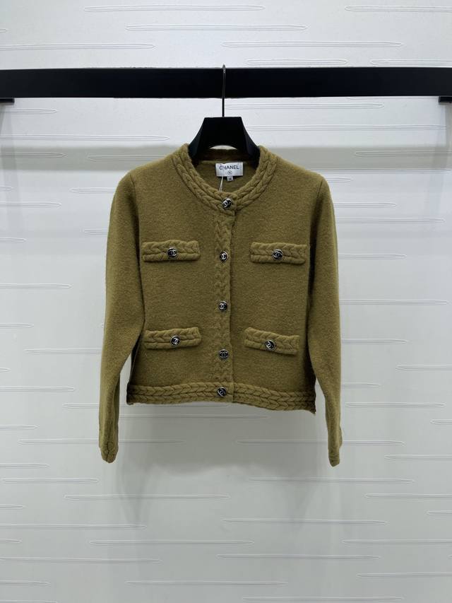 上新原单高端品质 Chane* 2025秋冬最新系列！立体绞花圆领针织长袖开衫！定制羊毛混纺纱线材质 质感上乘 细腻柔软舒适 成衣绞花坑条肌理 通体纯色定制双C