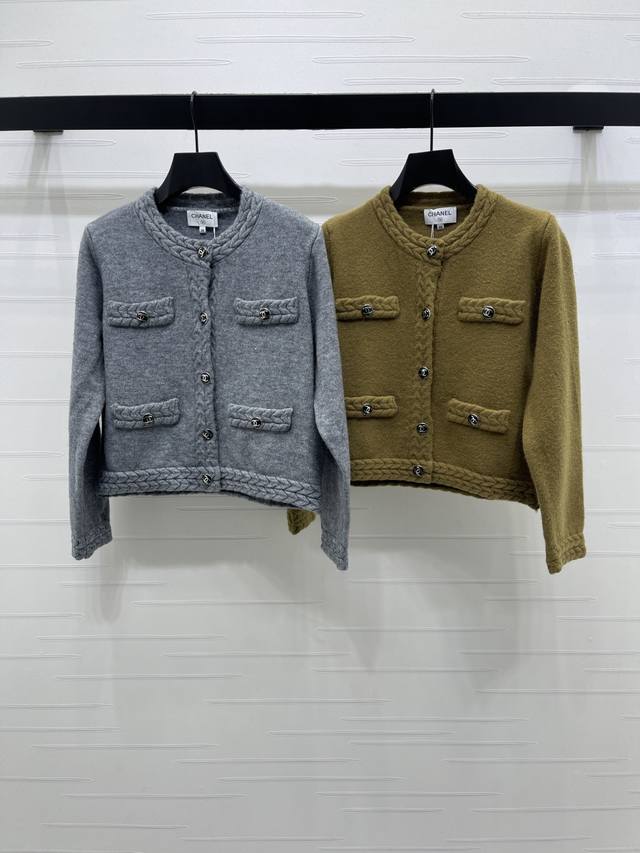 上新原单高端品质 Chane* 2025秋冬最新系列！立体绞花圆领针织长袖开衫！定制羊毛混纺纱线材质 质感上乘 细腻柔软舒适 成衣绞花坑条肌理 通体纯色定制双C